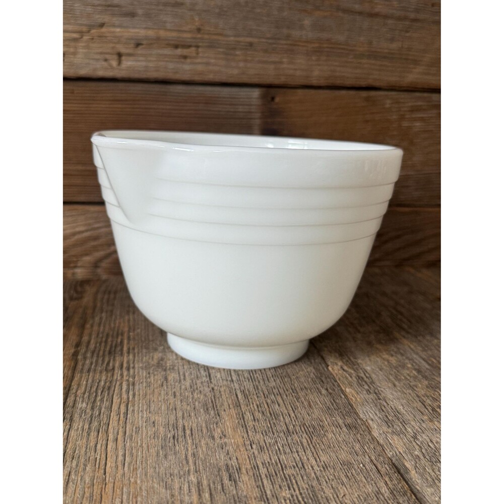 Vintage Pyrex white milk glass mixing bowl with pouring spout - Picture 3 of 5